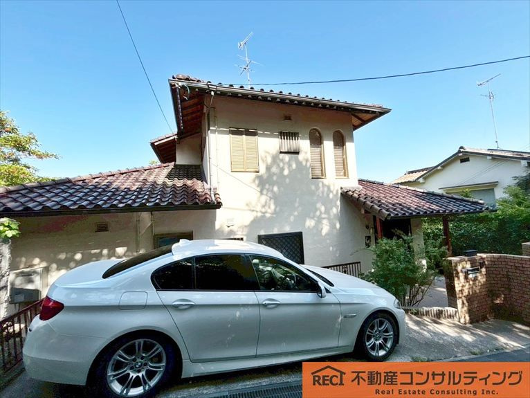 西宮市苦楽園二番町　中古戸建の駐車場