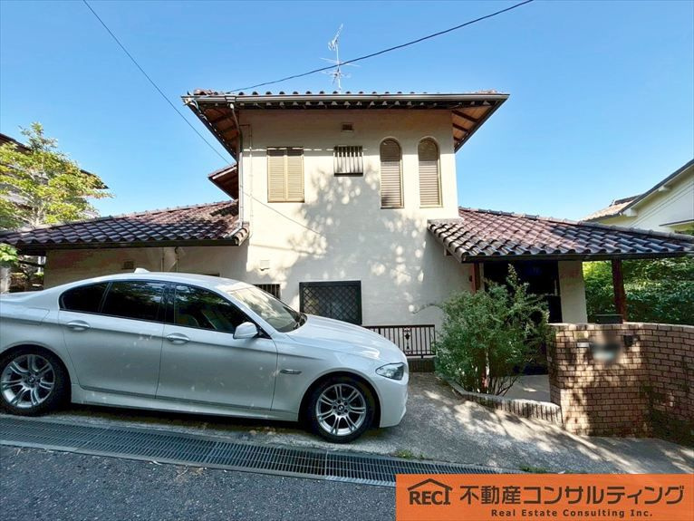 西宮市苦楽園二番町　中古戸建の駐車場|駐車スペース有！