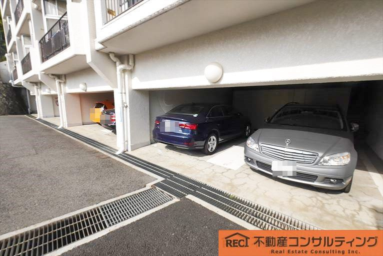 パラッシオ岡本の駐車場