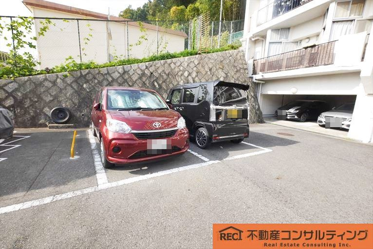 パラッシオ岡本の駐車場