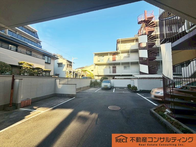 甲南グランドハイム本山の駐車場