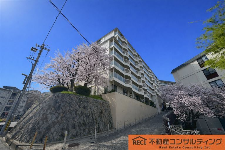 コボリマンション夙川老松台D棟の外観