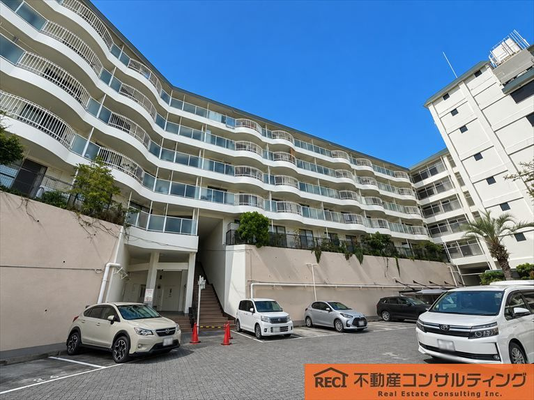 コボリマンション夙川老松台D棟の駐車場