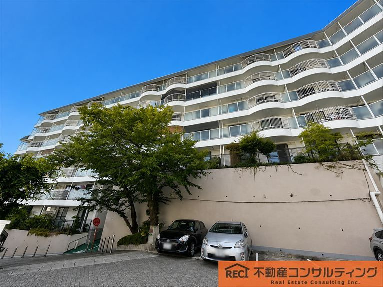 コボリマンション夙川老松台D棟の駐車場