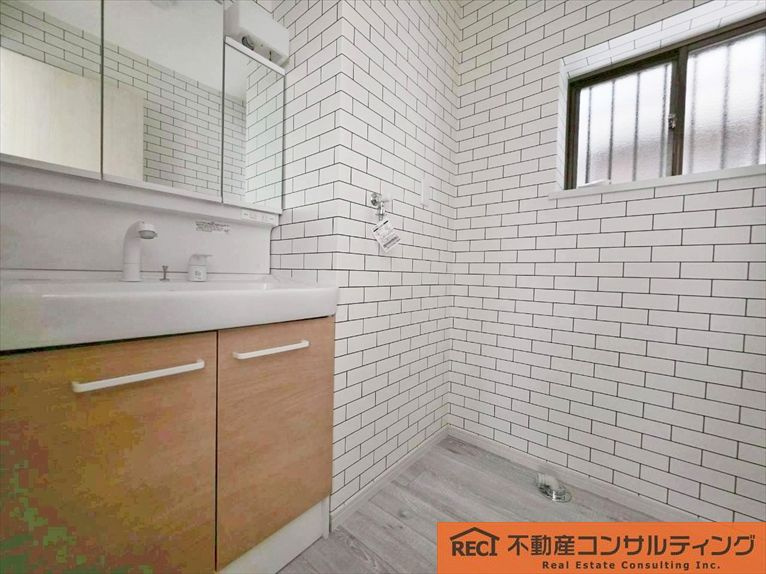 西宮市小松南町2丁目　中古戸建の独立洗面台