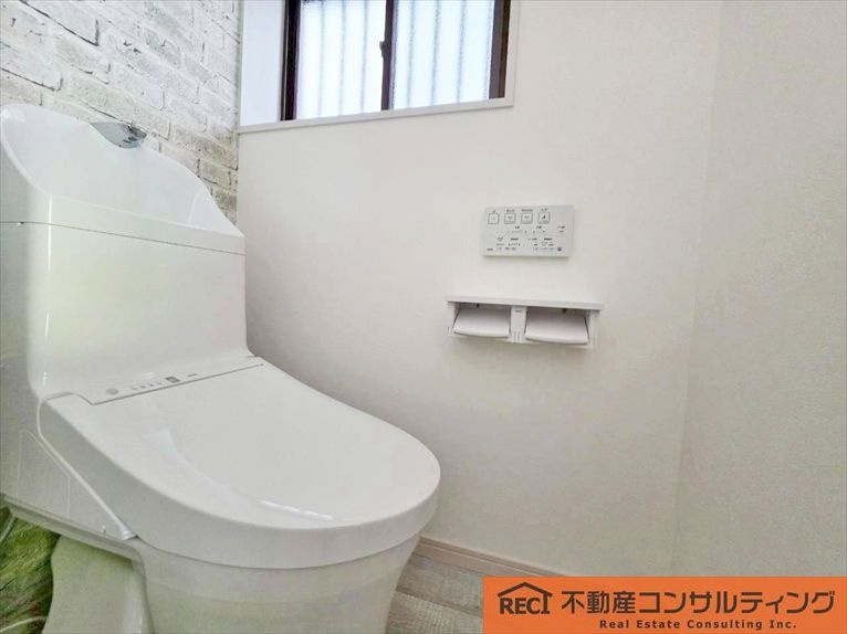 西宮市小松南町2丁目　中古戸建のトイレ