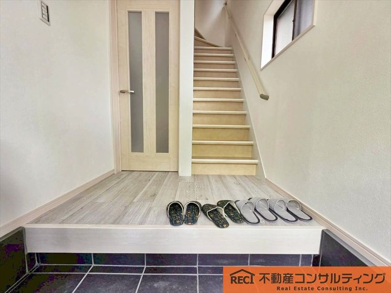 西宮市小松南町2丁目　中古戸建の玄関