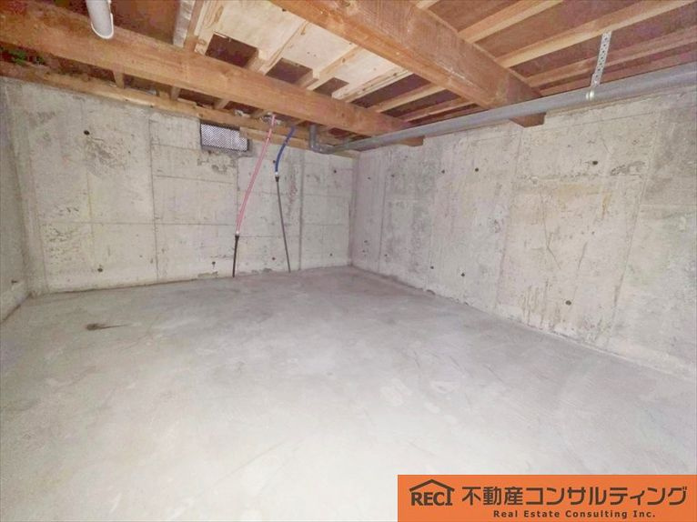 西宮市小松南町2丁目　中古戸建の駐車場
