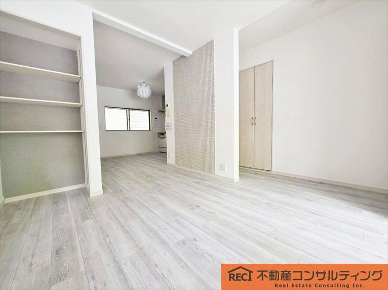 西宮市小松南町2丁目　中古戸建の居間・リビング