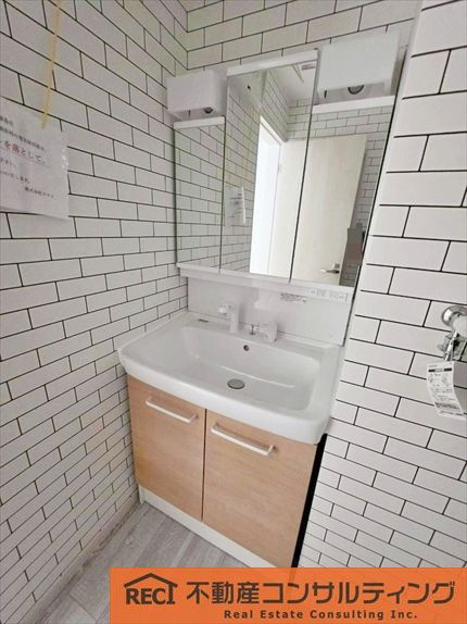 西宮市小松南町2丁目　中古戸建の独立洗面台