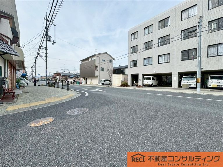 西宮市小松南町2丁目　中古戸建の前面道路含む現地写真