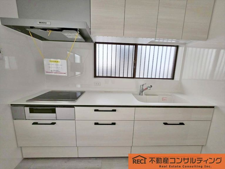 西宮市小松南町2丁目　中古戸建のキッチン|駐車スペースあり