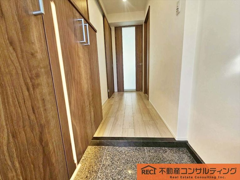 アヴァンセ岡本の玄関