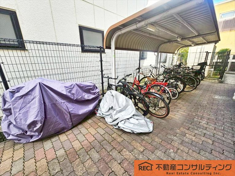 アヴァンセ岡本の駐車場