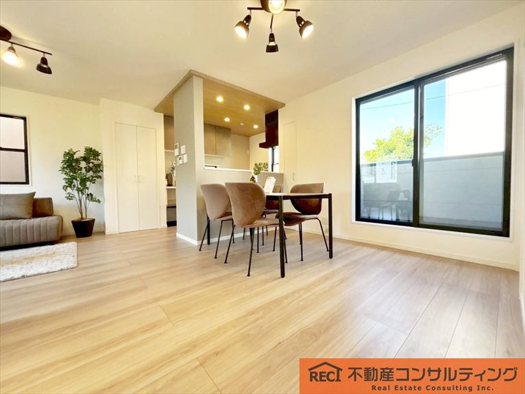 西宮市今津久寿川町　新築戸建の居間・リビング|駐車スペース2台分完備！