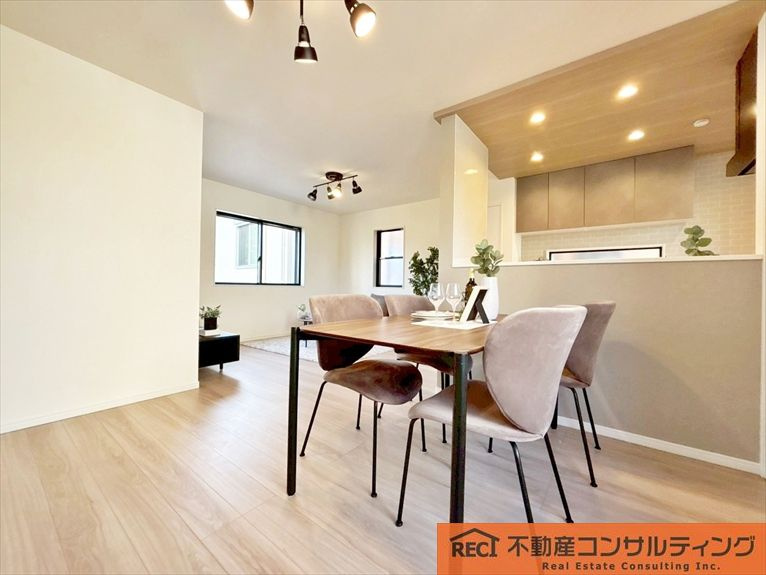 西宮市今津久寿川町　新築戸建の居間・リビング