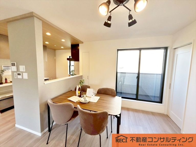 西宮市今津久寿川町　新築戸建の居間・リビング