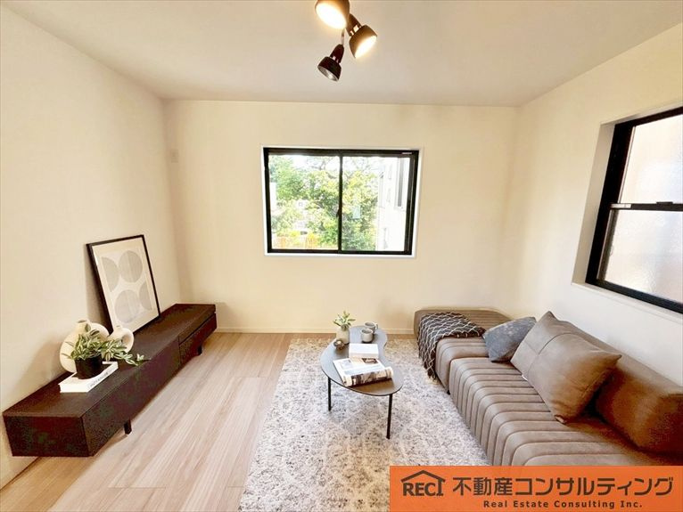 西宮市今津久寿川町　新築戸建の居間・リビング|2階に水廻り集結の間取りで家事動線も楽々！