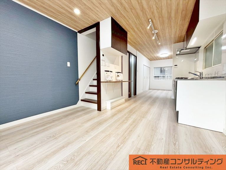 神戸市東灘区田中町4丁目　中古戸建の居間・リビング|スーパー・コンビニも近く生活至便な立地♪