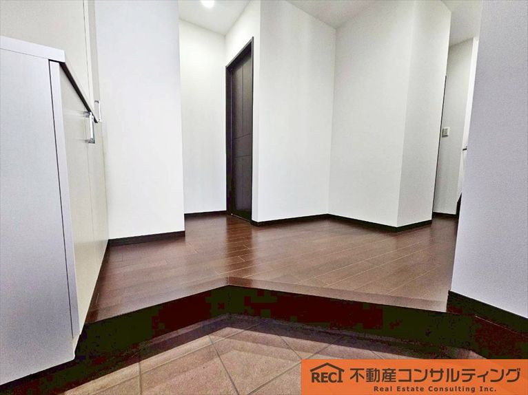 西宮市苦楽園四番町　中古戸建の玄関