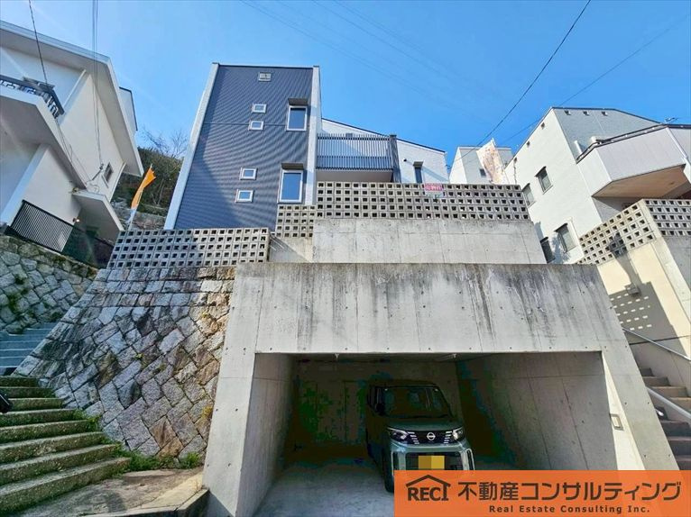 西宮市苦楽園四番町　中古戸建の駐車場