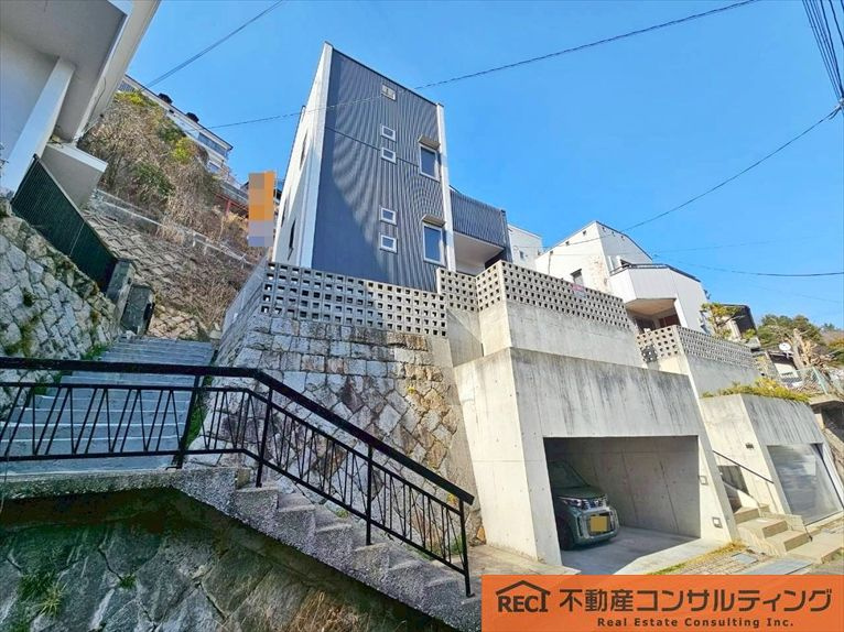 西宮市苦楽園四番町　中古戸建のエントランス
