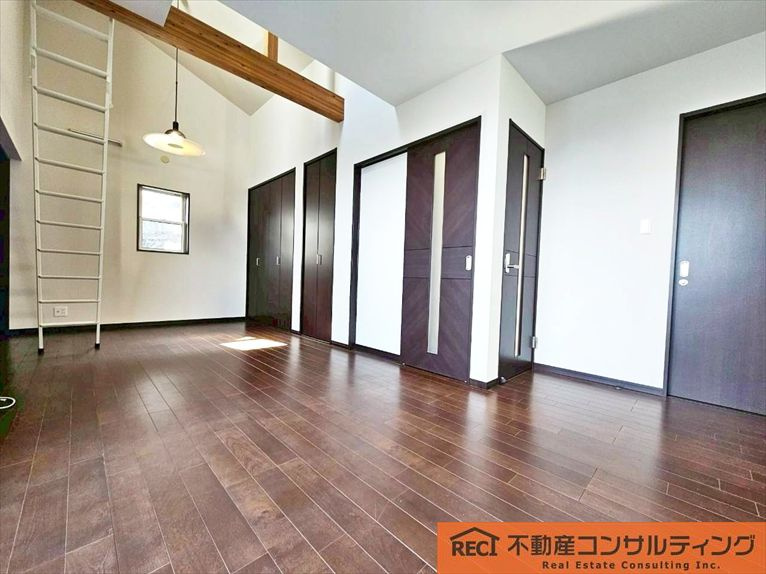 西宮市苦楽園四番町　中古戸建の内装|豊富な収納と全室6帖以上で広々と快適に暮らせます！