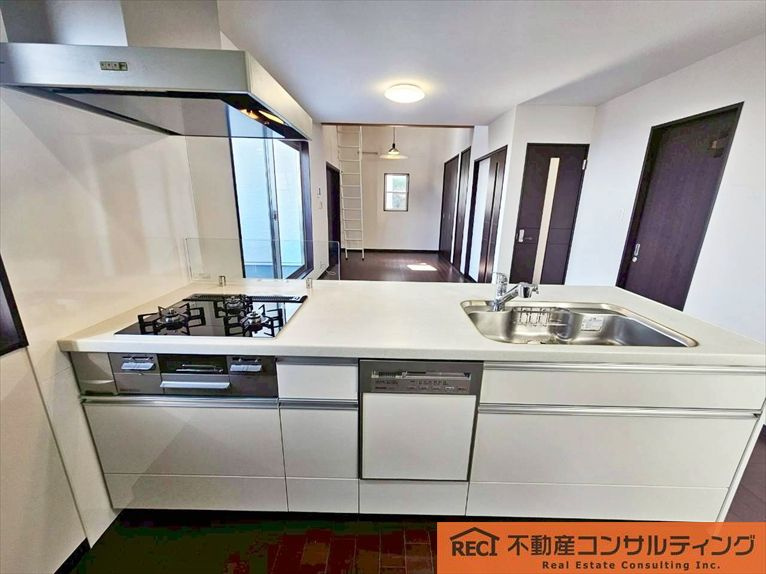 西宮市苦楽園四番町　中古戸建のキッチン|対面キッチンで家族の会話も弾みます