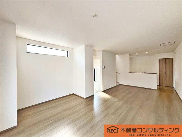 神戸市東灘区魚崎南町6丁目　新築戸建　A号地の居間・リビング|前面道路広々6ｍで駐車も楽々♪
