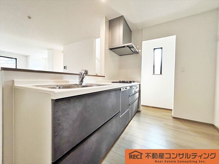 神戸市東灘区魚崎南町6丁目　新築戸建　A号地のキッチン|前面道路6ｍで駐車も楽々♪