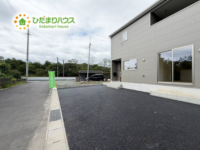 いわき市錦町第33　新築戸建　1号棟の前面道路含む現地写真|カースペース3台ＯＫ！前面道路も幅が広いため車庫入れも安心です(^^)/