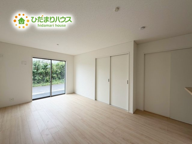 いわき市錦町第33　新築戸建　1号棟の居間・リビング|南側にお庭があり、明るく開放感のあるリビング。
昼間は、電気いらずでエコ+節約にもなります。