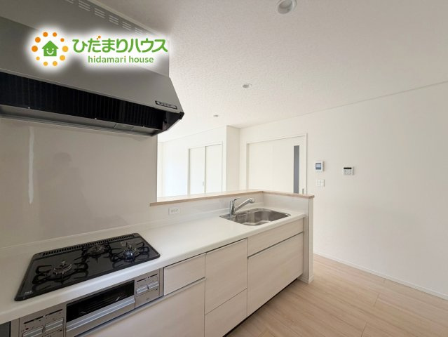 いわき市錦町第33　新築戸建　1号棟のキッチン|3口コンロと収納豊富なキッチンで、ママの毎日のお料理もはかどります☆