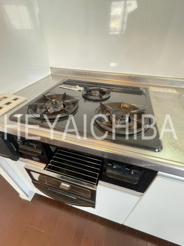 ライジングプレイス浅草弐番館のキッチン|グリル付き3口コンロ