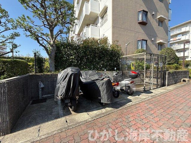ライトタウン茅ケ崎２号棟の駐車場|敷地内バイク置場