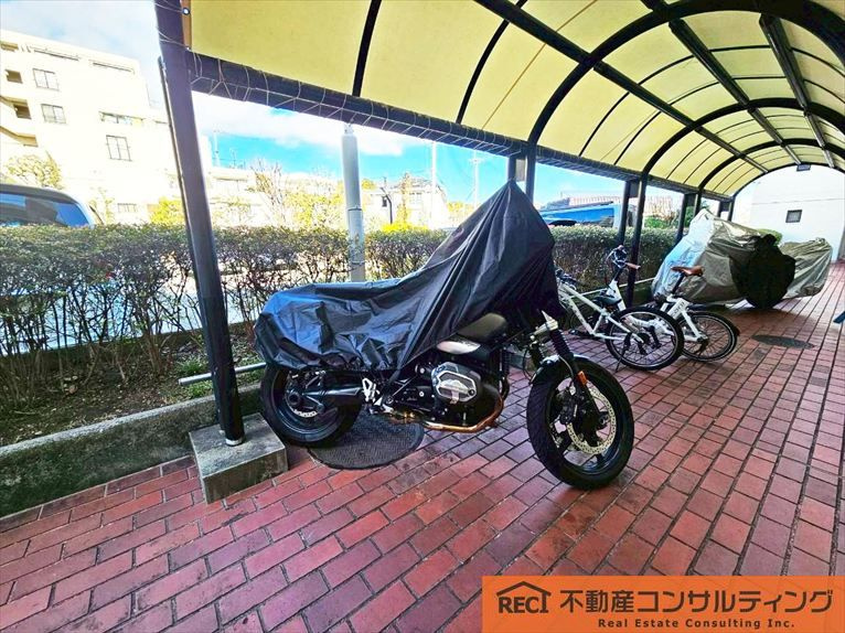 進和苦楽園アーバンライフB棟の駐車場