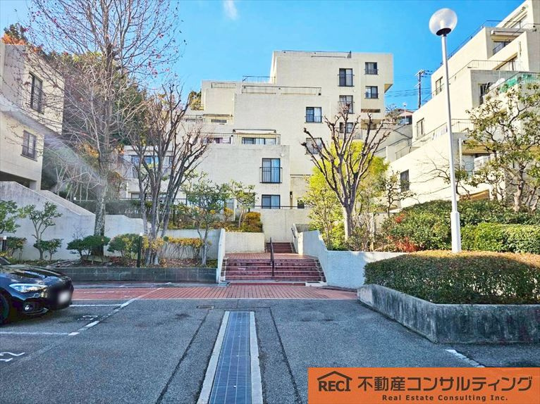 進和苦楽園アーバンライフB棟のエントランス|緑豊かな街並みでゆったり暮らせる住環境