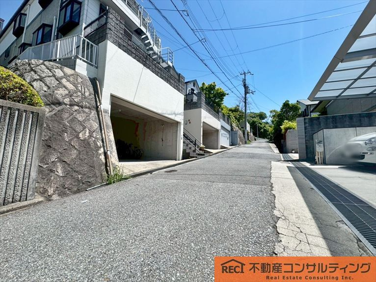 神戸市東灘区御影山手3丁目　中古戸建の前面道路含む現地写真