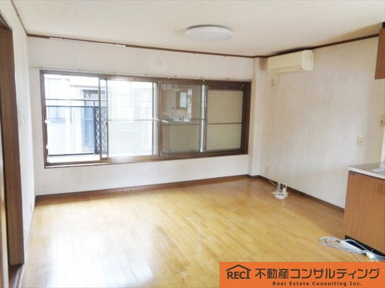 神戸市東灘区本庄町1丁目　中古戸建の居間・リビング|浴室乾燥機・追焚機能付き