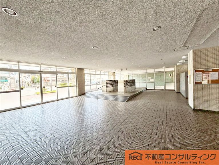 鳴尾小松住宅A棟のエントランス