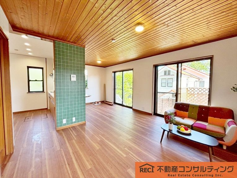 神戸市東灘区鴨子ヶ原2丁目　中古戸建の居間・リビング|全居室6帖以上♪