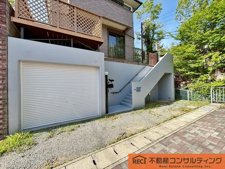 神戸市東灘区鴨子ヶ原2丁目　中古戸建の前面道路含む現地写真