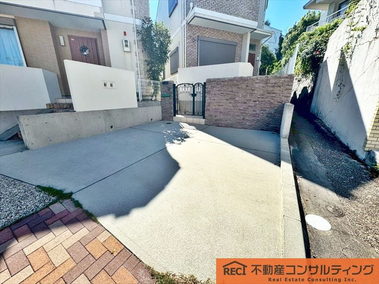 西宮市苦楽園四番町　中古戸建の駐車場