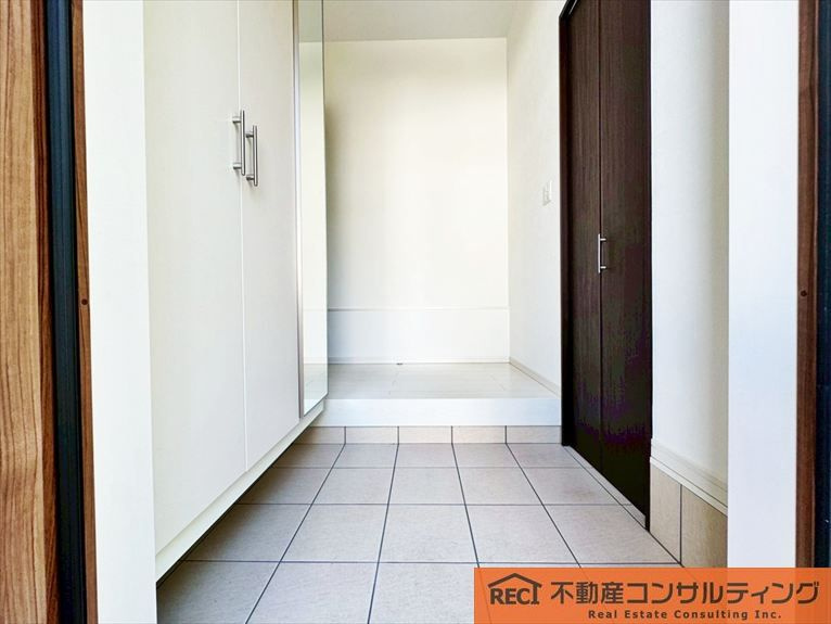 西宮市苦楽園四番町　中古戸建の玄関