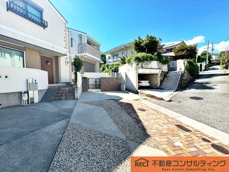 西宮市苦楽園四番町　中古戸建の駐車場