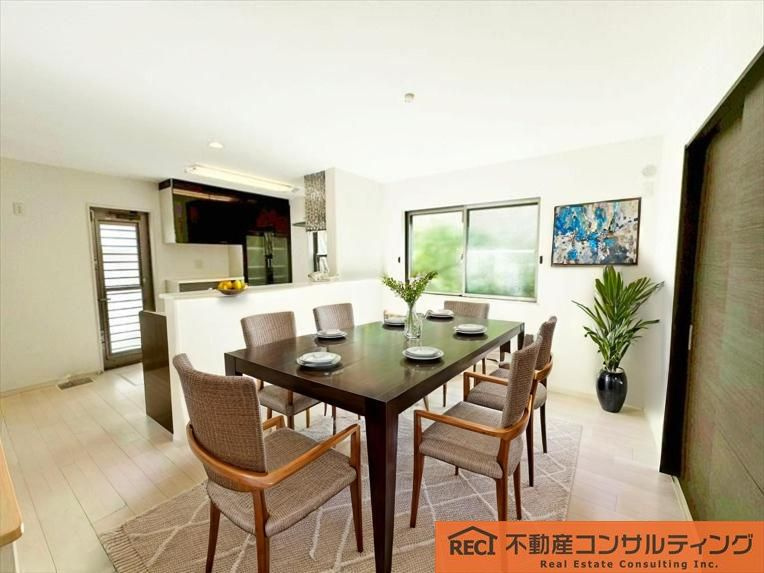 西宮市苦楽園四番町　中古戸建の居間・リビング|LDK広々約21帖