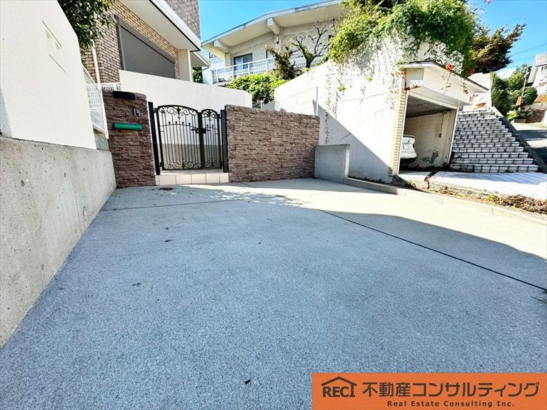 西宮市苦楽園四番町　中古戸建の駐車場