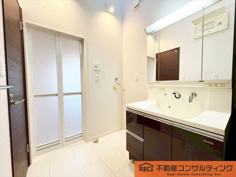 西宮市苦楽園四番町　中古戸建の独立洗面台