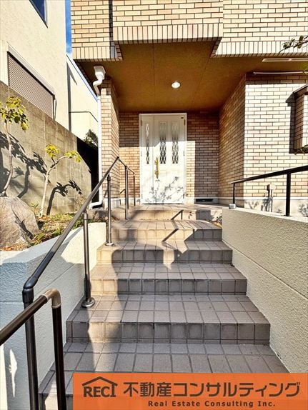 神戸市東灘区鴨子ヶ原3丁目　中古戸建のエントランス