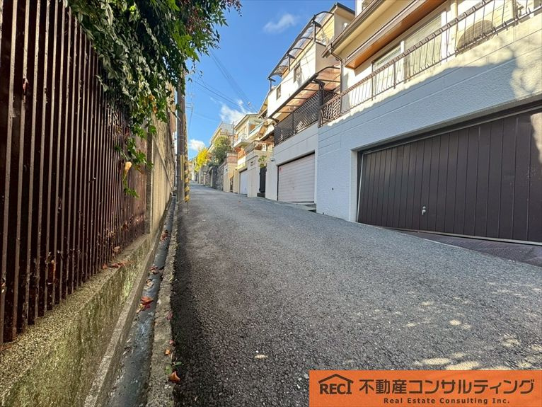 神戸市灘区箕岡通4丁目　中古戸建の前面道路含む現地写真
